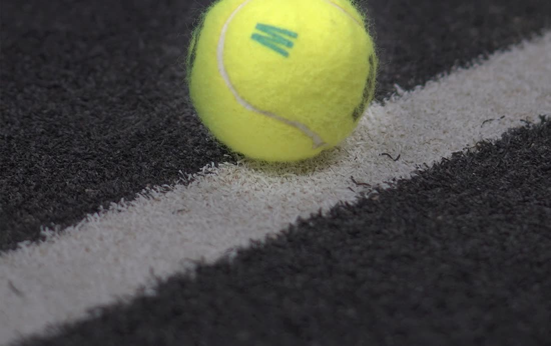 Bola de padel na linha da quadra da Pulse Arena