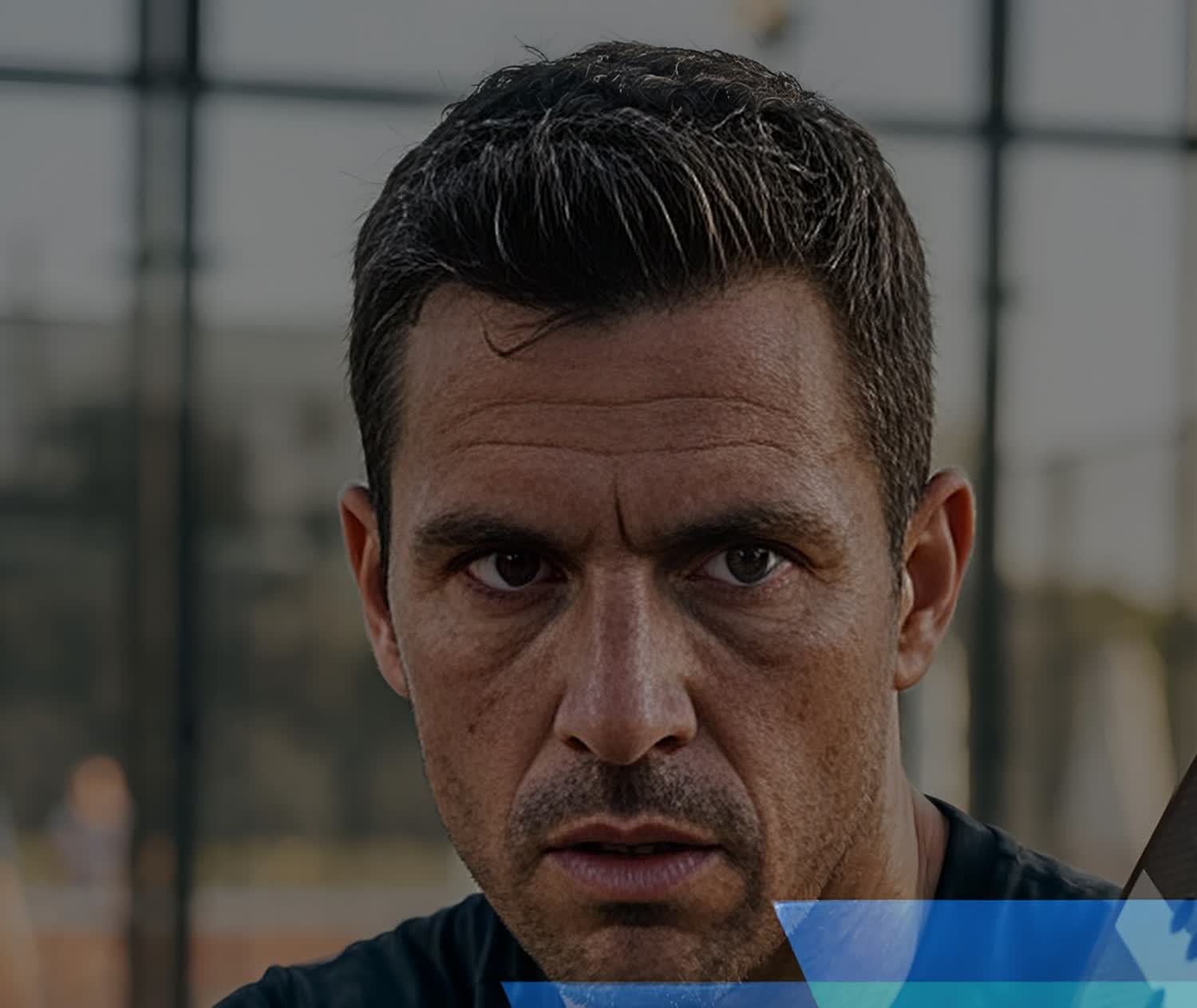 Atleta concentrado em quadra de padel